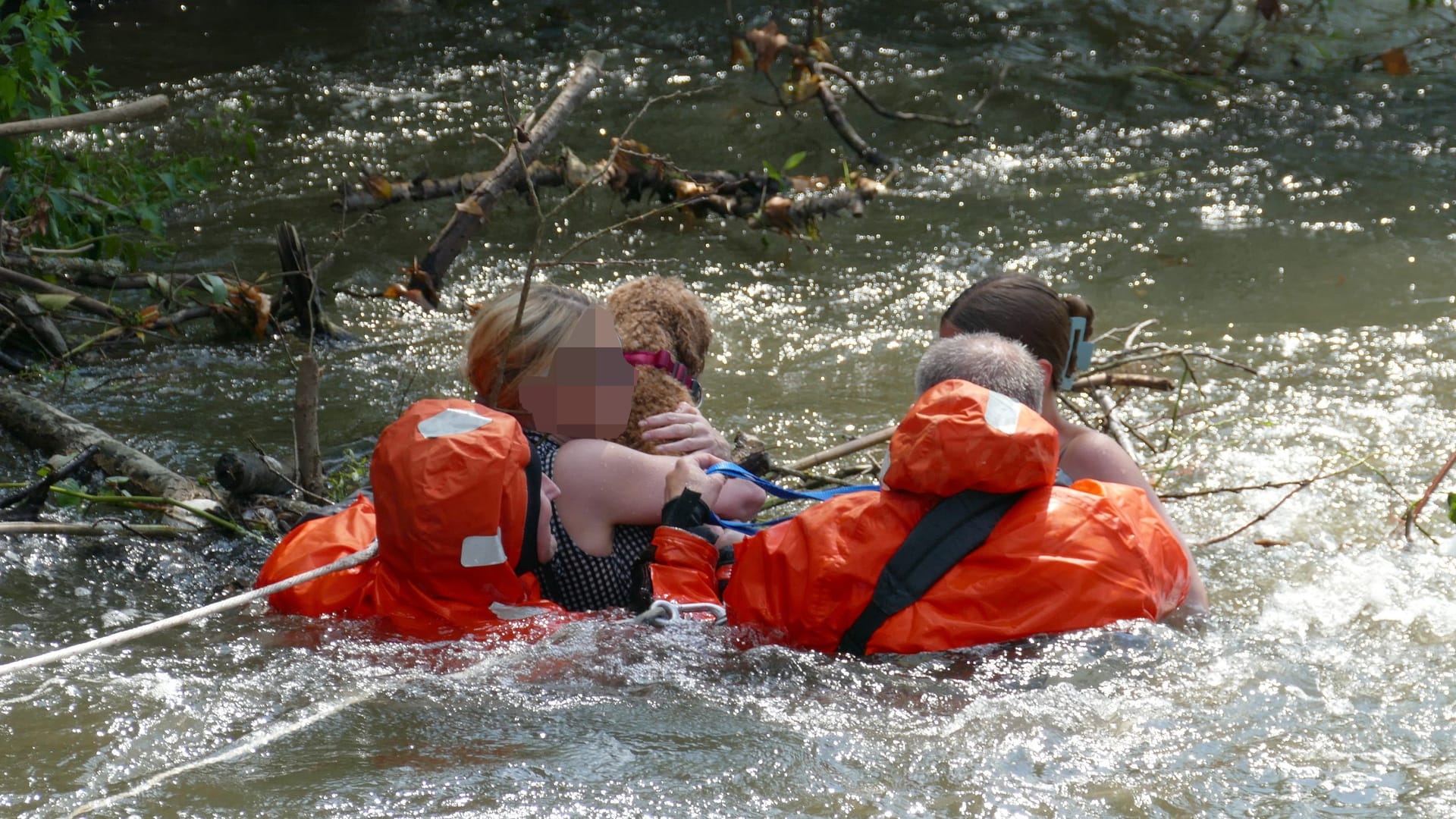 In letzter Sekunde: Ehrenamtlich Helfer retten Mutter, Tochter und Hund aus dem Wasser.