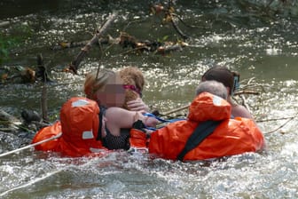 In letzter Sekunde: Ehrenamtlich Helfer retten Mutter, Tochter und Hund aus dem Wasser.