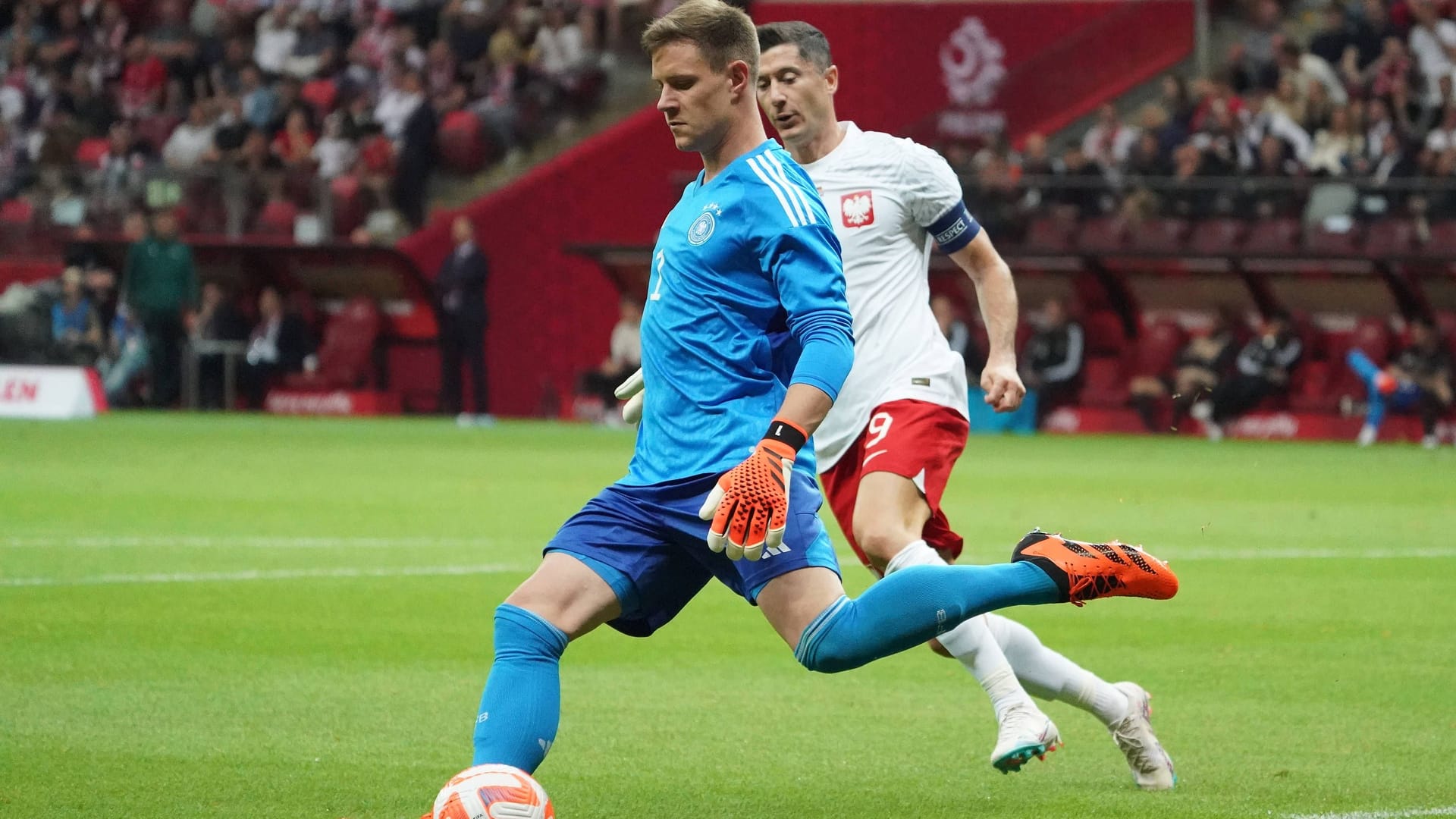 Marc-André ter Stegen: Machte stark die Ecke zu gegen Kaminski, das Tor hätte wegen Abseitsstellung aber ohnehin nicht gegolten (21. Minute). Den Kopfballaufsetzer zum 0:1 hätte wohl auch Stammtorhüter Manuel Neuer nicht gehabt (31.). Sonst kaum mit Gelegenheiten, sich auszuzeichnen. Immer wieder mit leichten Unsicherheiten beim Rauslaufen. Note 4