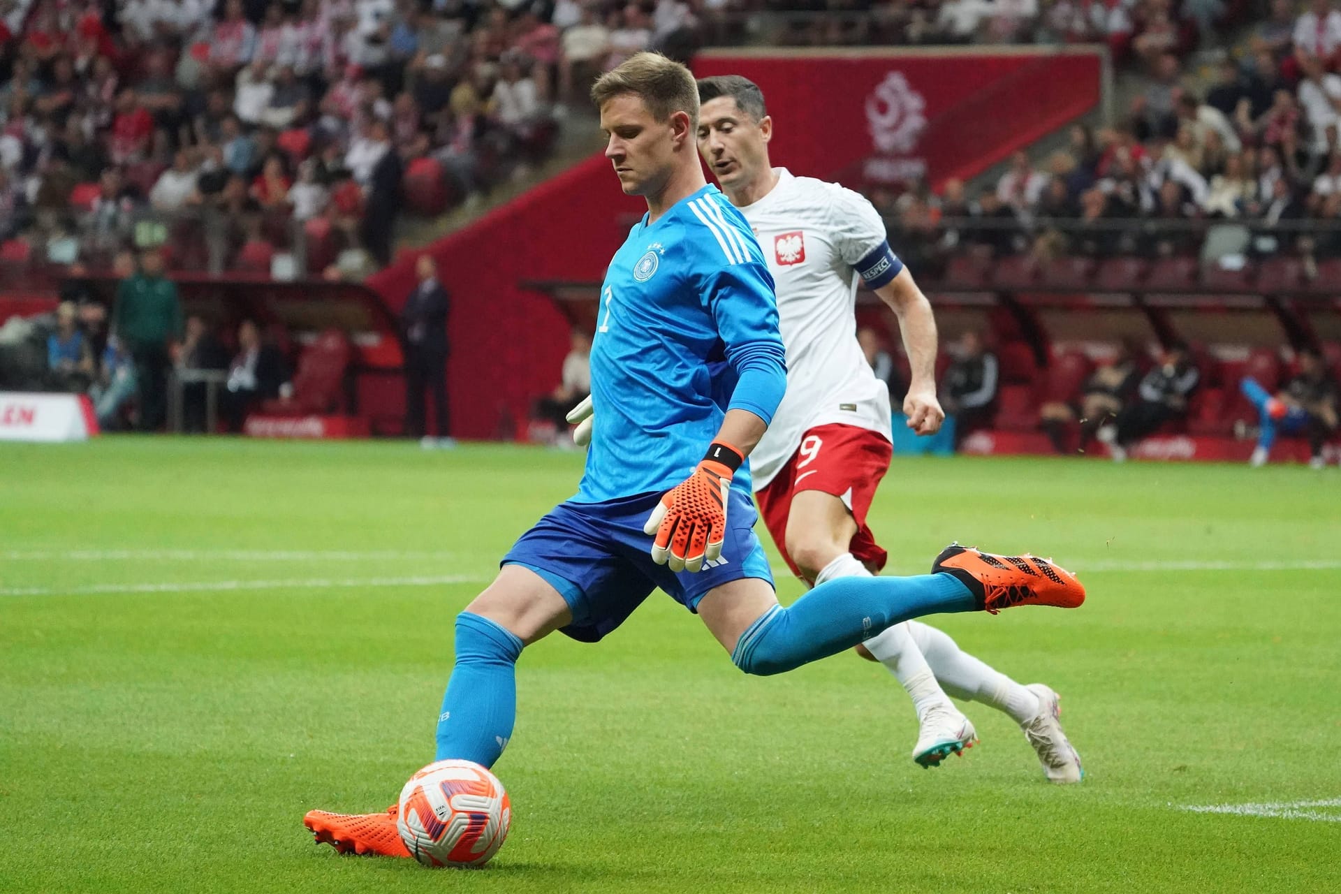 Marc-André ter Stegen: Machte stark die Ecke zu gegen Kaminski, das Tor hätte wegen Abseitsstellung aber ohnehin nicht gegolten (21. Minute). Den Kopfballaufsetzer zum 0:1 hätte wohl auch Stammtorhüter Manuel Neuer nicht gehabt (31.). Sonst kaum mit Gelegenheiten, sich auszuzeichnen. Immer wieder mit leichten Unsicherheiten beim Rauslaufen. Note 4