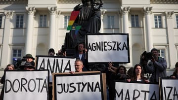 Protest przeciwko prawu aborcyjnemu w Polsce: Od czasu zaostrzenia prawa siedem kobiet w ciąży zmarło, ponieważ lekarze odmówili ich usunięcia.