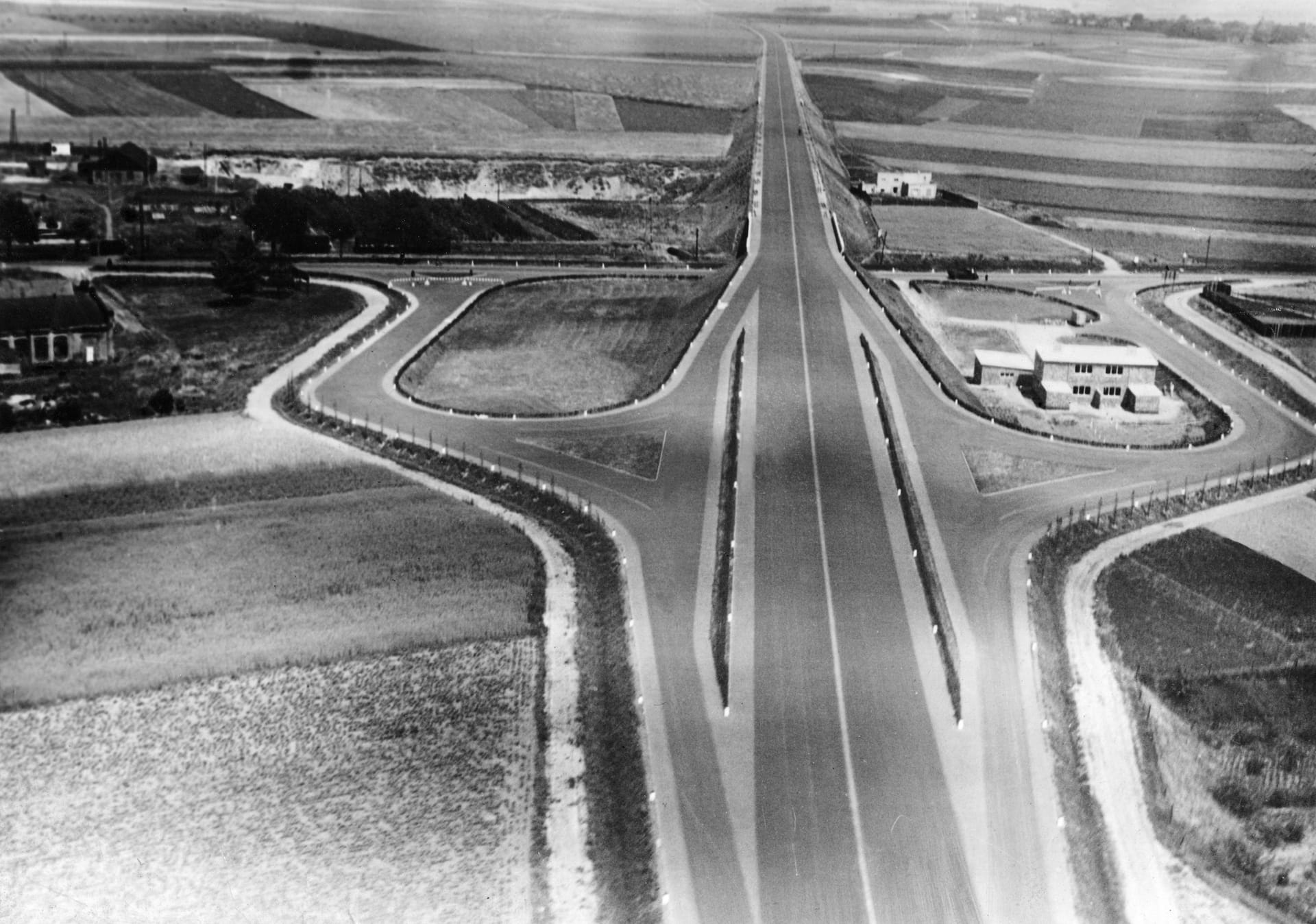 1932: Deutschlands erste Autobahn 1932: Deutschlands erste Autobahn