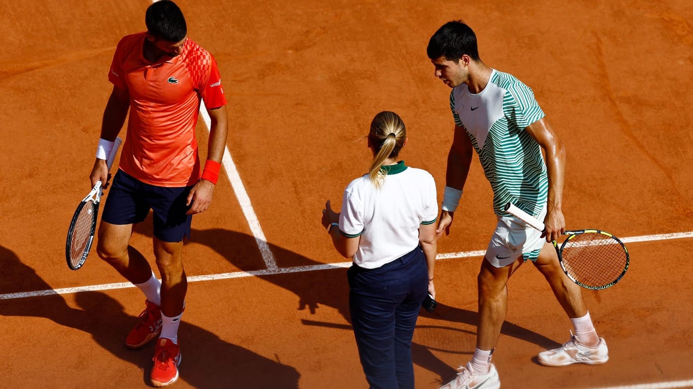 Sorgen: Novak Djokovic (li.) und Schiedsrichterin Aurelie Tourte erkundigen sich bei Carlos Alcaraz.