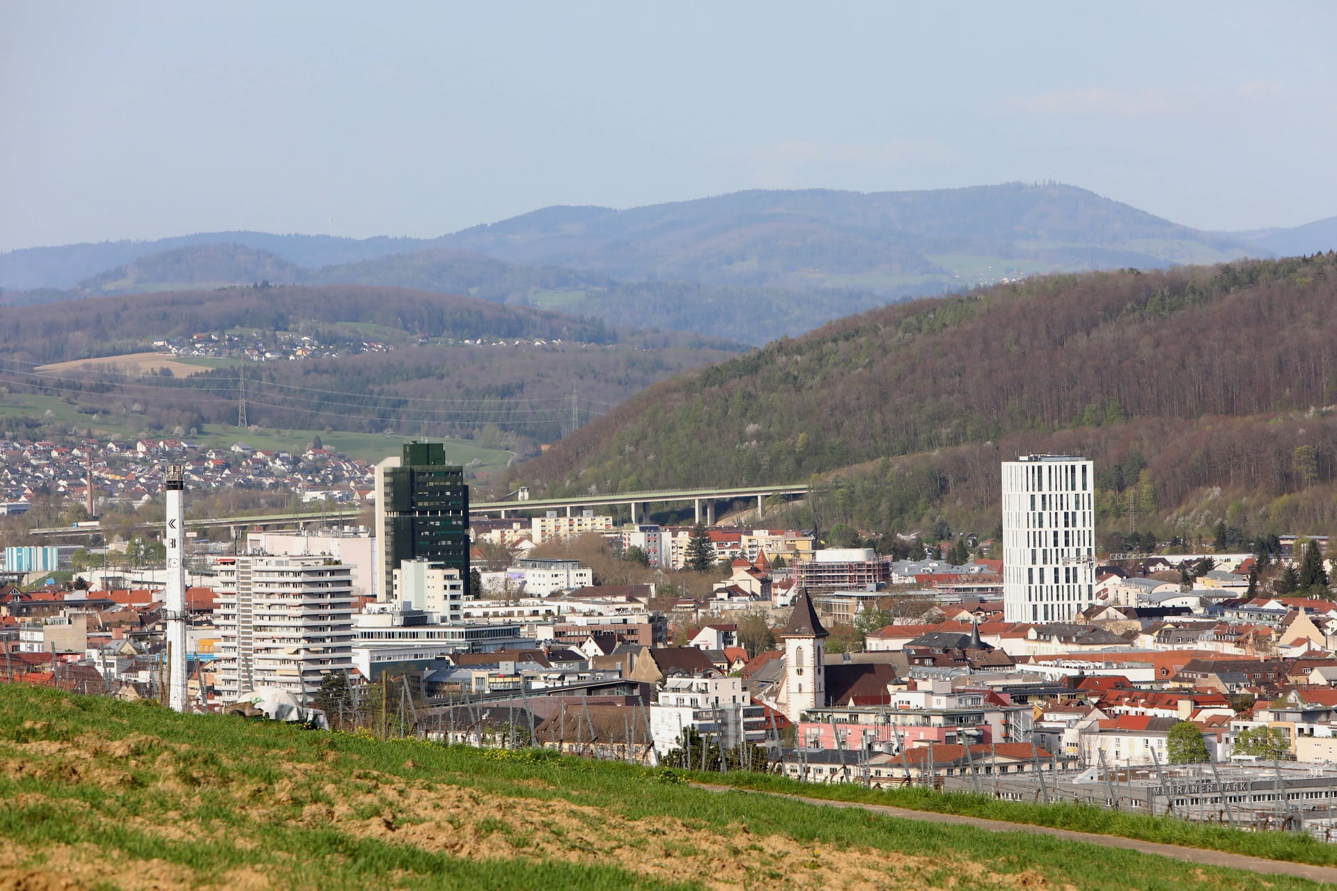 Blick vom Tüllinger Berg auf die Kreisstadt Lörrach: Die Stadt im südlichen Schwarzwald dürfte zu den am stärksten betroffenen Städten in Deutschland gehören.