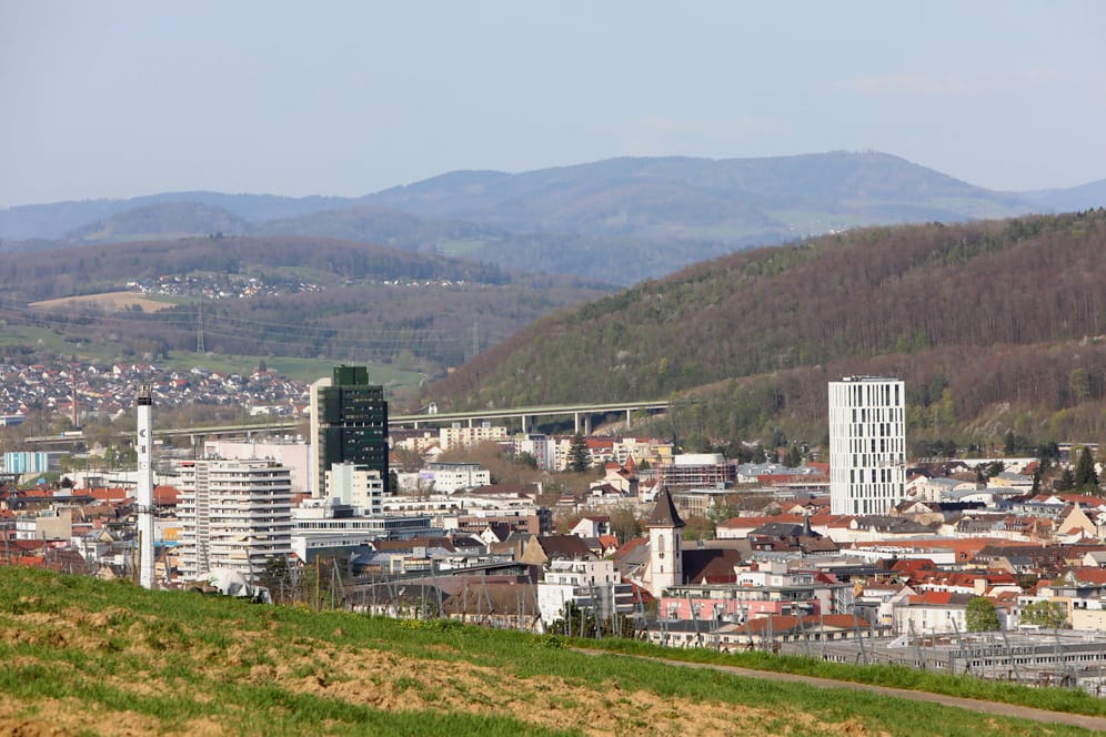 Blick vom Tüllinger Berg auf die Kreisstadt Lörrach: Die Stadt im südlichen Schwarzwald dürfte zu den am stärksten betroffenen Städten in Deutschland gehören.