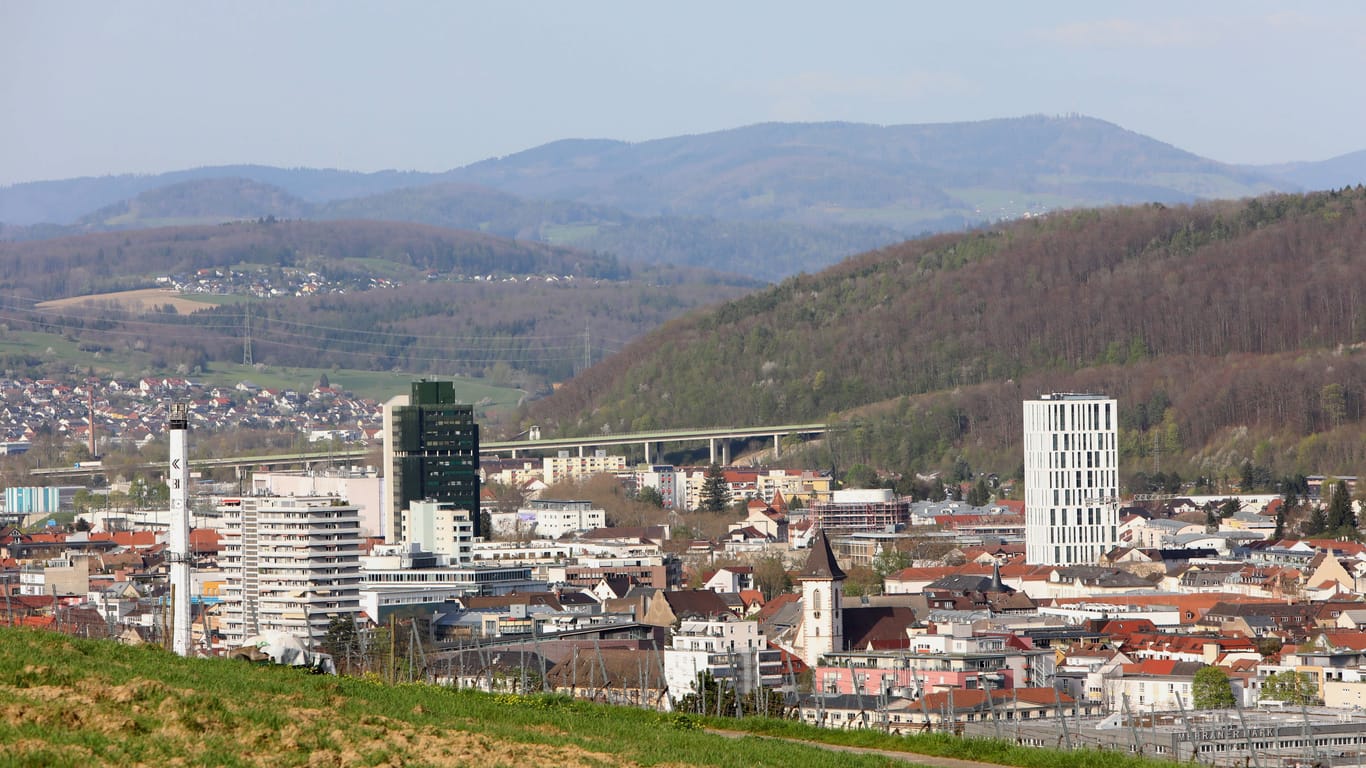 Blick vom Tüllinger Berg auf die Kreisstadt Lörrach: Die Stadt im südlichen Schwarzwald dürfte zu den am stärksten betroffenen Städten in Deutschland gehören.