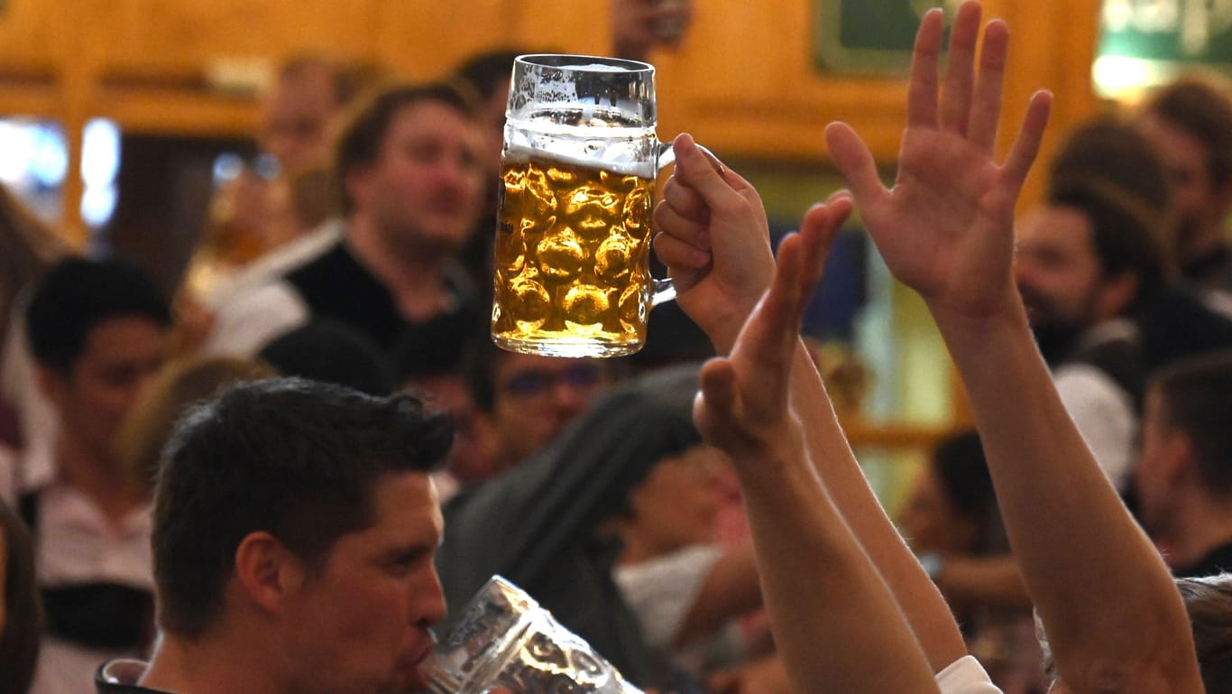 Ein Maßkrug auf dem Oktoberfest 2022 (Archivbild): Heuer wird das Bier auf der Wiesn sogar fast 15 Euro wert sein.