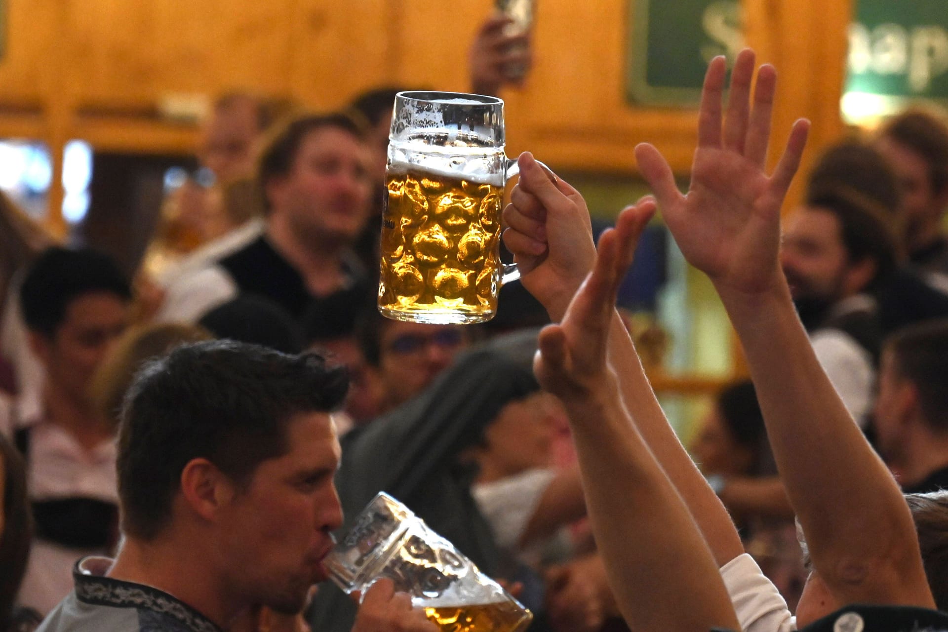 Ein Maßkrug auf dem Oktoberfest 2022 (Archivbild): Heuer wird das Bier auf der Wiesn sogar fast 15 Euro wert sein.