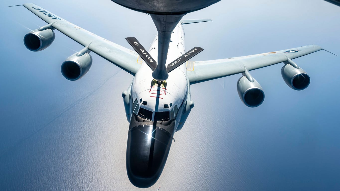 Ein RC-135 Stratotanker betankt ein anderes Flugzeug in der Luft: Auch während des Manövers Air Defender kommt das hochtechnisierte Tankflugzeug zum Einsatz.