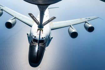 Ein RC-135 Stratotanker betankt ein anderes Flugzeug in der Luft: Auch während des Manövers Air Defender kommt das hochtechnisierte Tankflugzeug zum Einsatz.