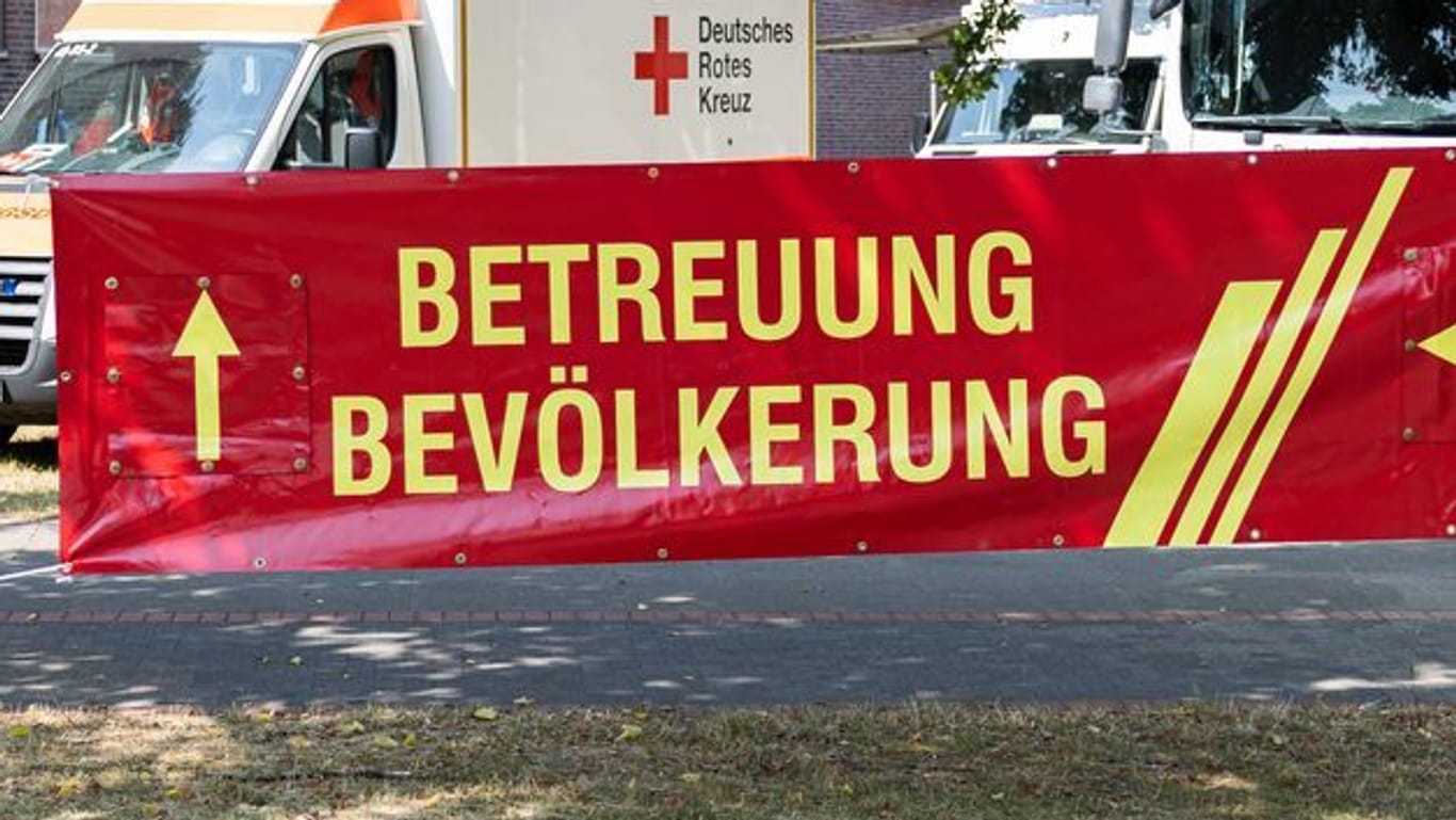 Evakuierung in Hannover: Ein Banner hängt vor der Evakuierungsunterkunft in der Herschelschule.