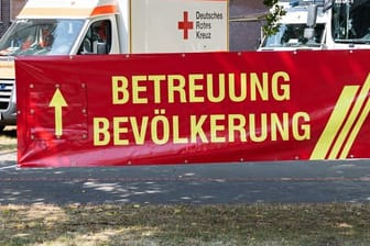 Evakuierung in Hannover: Ein Banner hängt vor der Evakuierungsunterkunft in der Herschelschule.