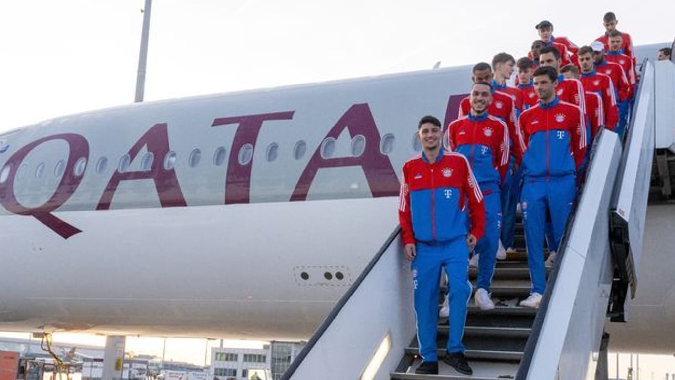 Die Spieler des FC Bayern vor einer "Qatar Airways"-Maschine: Das Sponsoring wird nicht fortgesetzt.