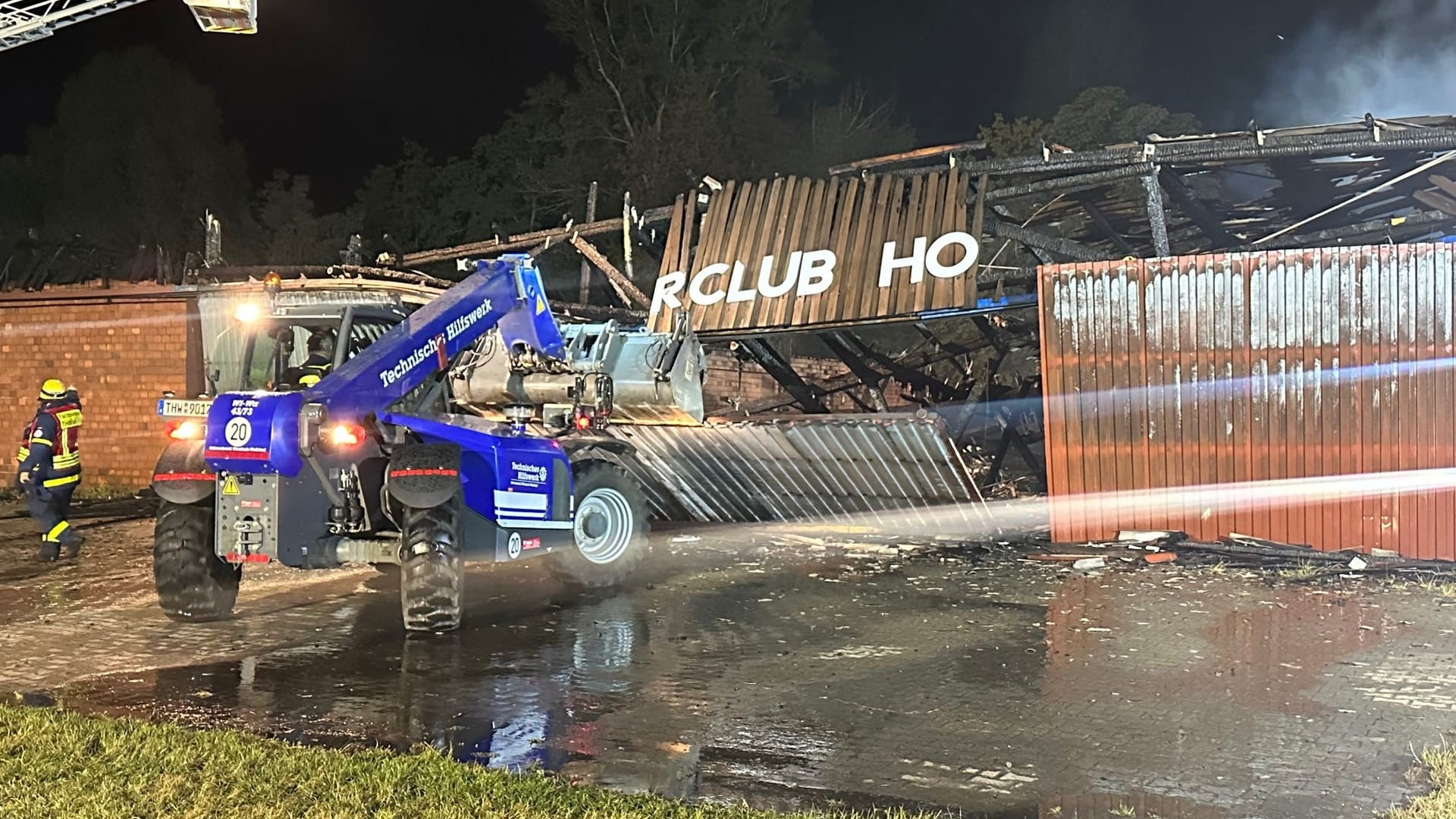 Die Halle nach dem Brand: Das THW musste Hallenteile abtragen.