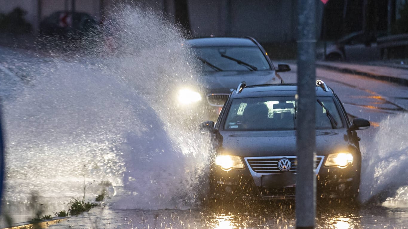 Zu spät: Bei drohendem Unwetter lässt man das Auto besser stehen. Wer gerade unterwegs ist, sollte einige Hinweise befolgen.