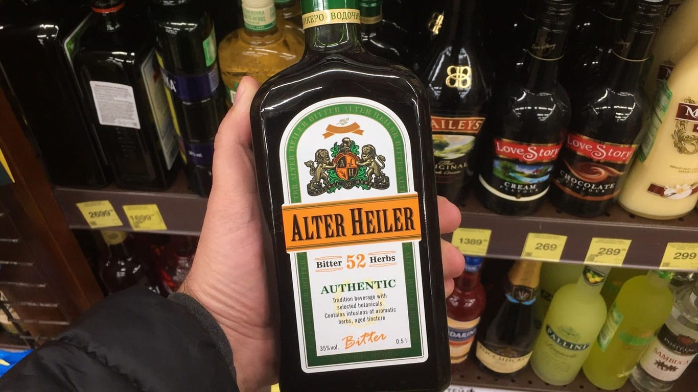 Flasche des "Alter Heiler": Die Flasche des Bitterlikörs ähnelt dem Design von Jägermeister.