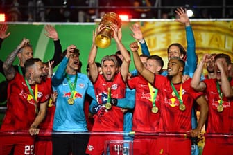 Leipzigs Kevin Kampl hält die den DFB-Pokal in die Höhe – der Klub besiegte Eintracht Frankfurt im Finale.