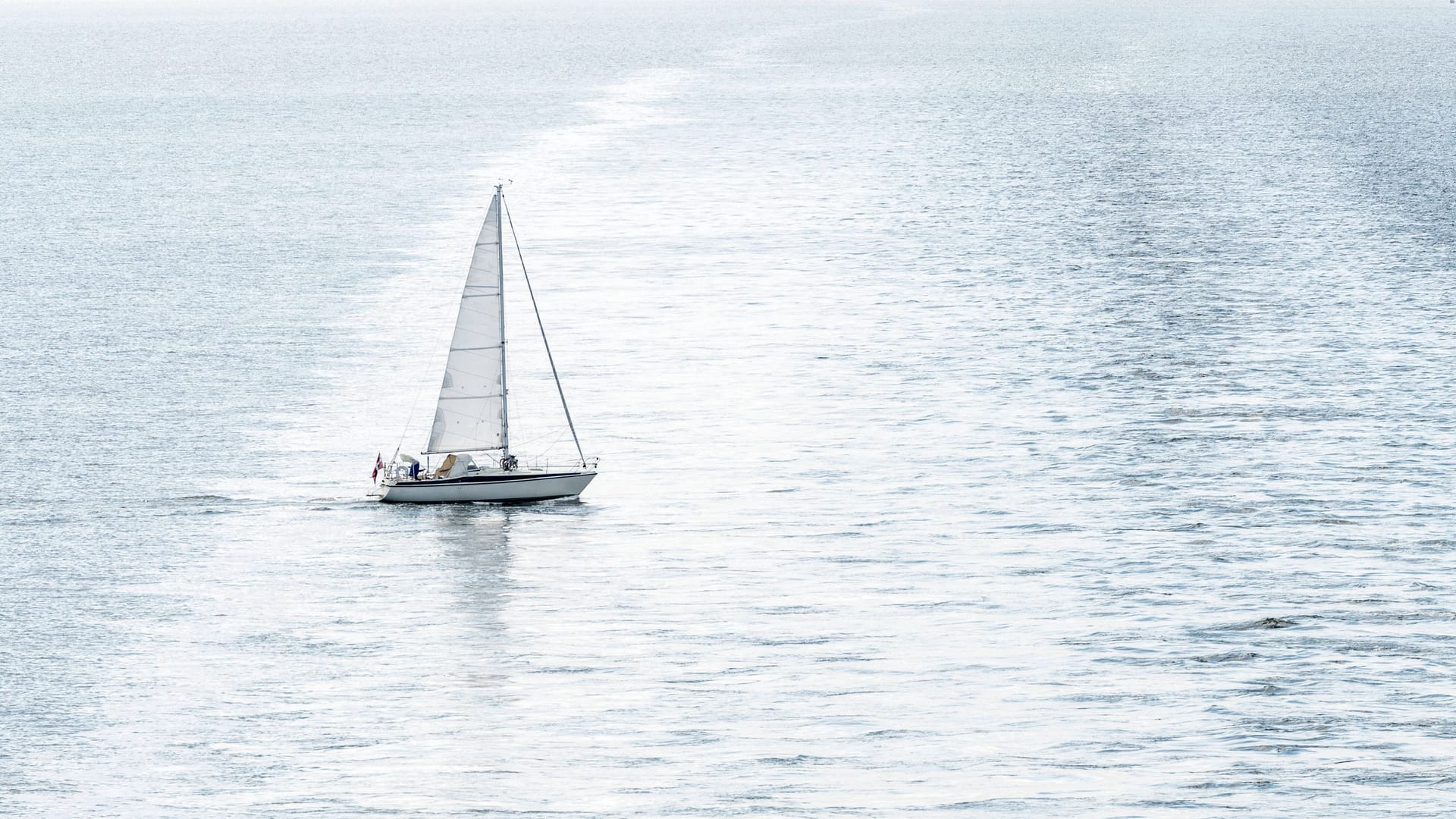 Segelboot auf der Ostsee (Symbolbild): Bis zum Eintreffen der Rettungskräfte leistete die Besatzung Erste Hilfe bei ihrem Crewmitglied. Segelboot auf der Ostsee (Symbolbild): Bis zum Eintreffen der Rettungskräfte leistete die Besatzung Erste Hilfe bei ihrem Crewmitglied.
