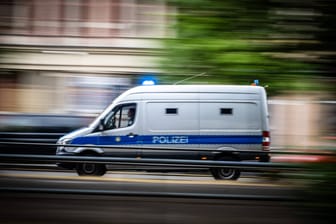 Ein Polizeifahrzeug mit Blaulicht (Symbolbild): In NRW gab es im vergangenen Jahr besonders viele Verfolgungsfahrten.
