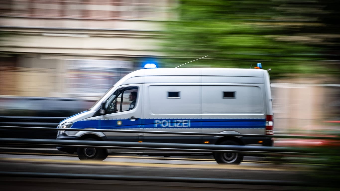 Ein Polizeifahrzeug mit Blaulicht (Symbolbild): In NRW gab es im vergangenen Jahr besonders viele Verfolgungsfahrten.