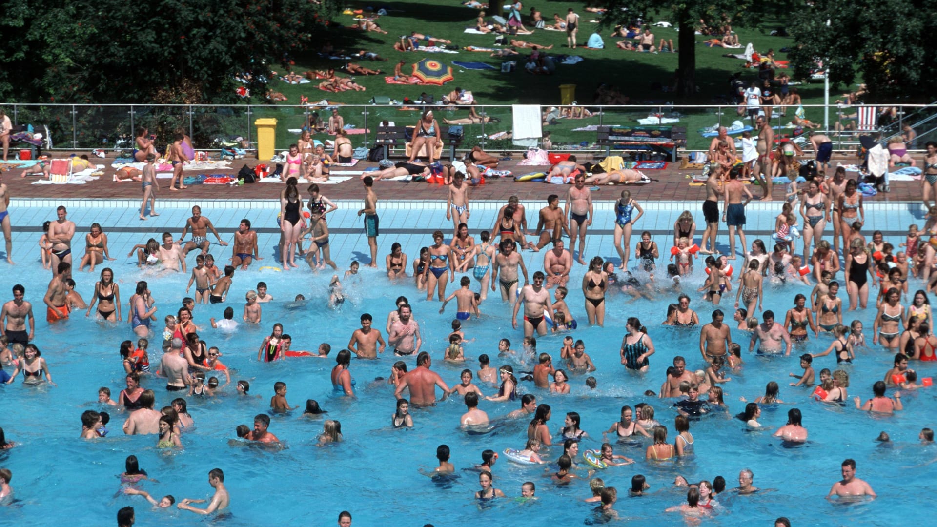 Volles Schwimmbecken: Viele Freibäder sind im Hochsommer überfüllt.