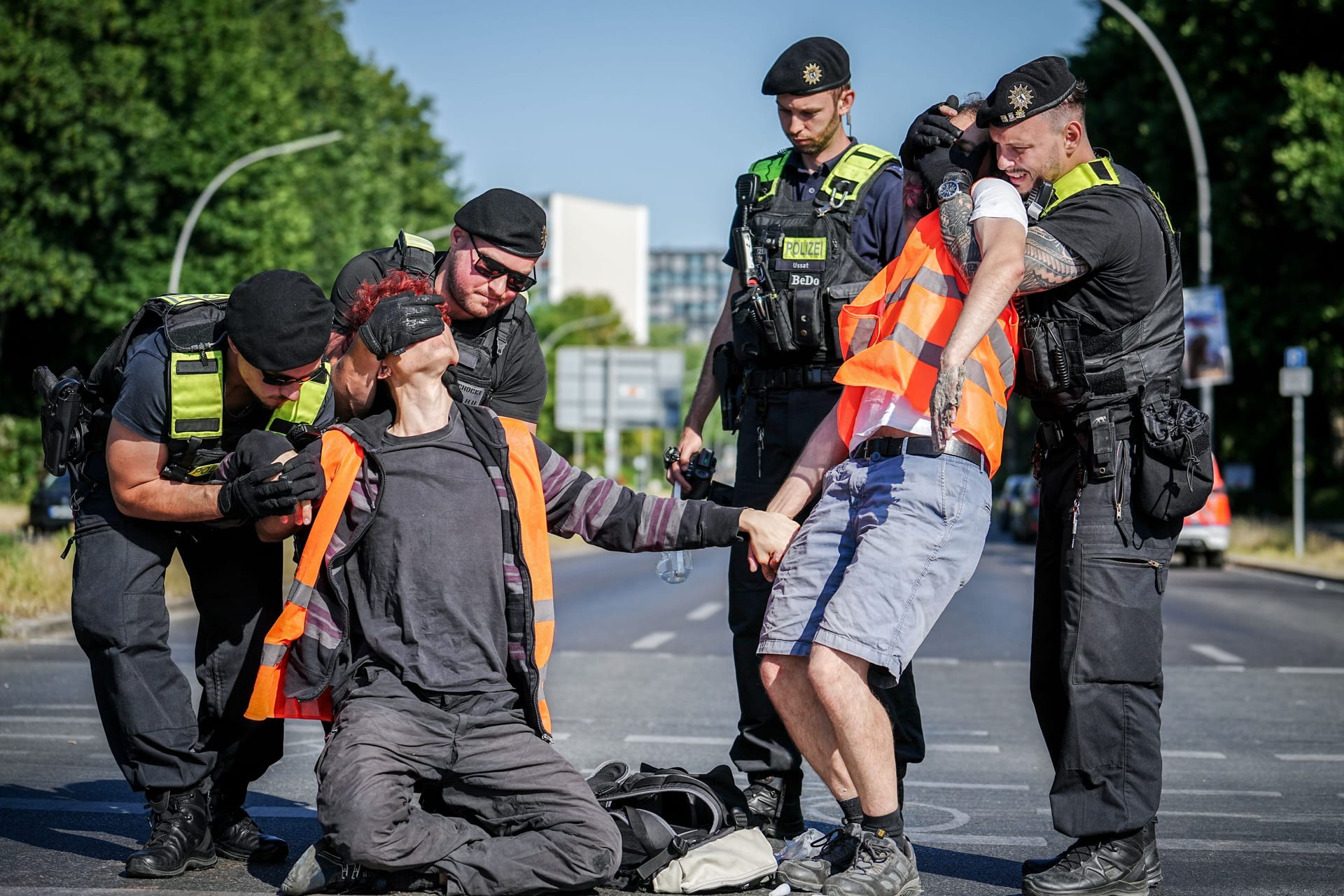 Aktivisten der "Letzten Generation" bei einer Blockade: Die Gruppe plant neue Aktionen.