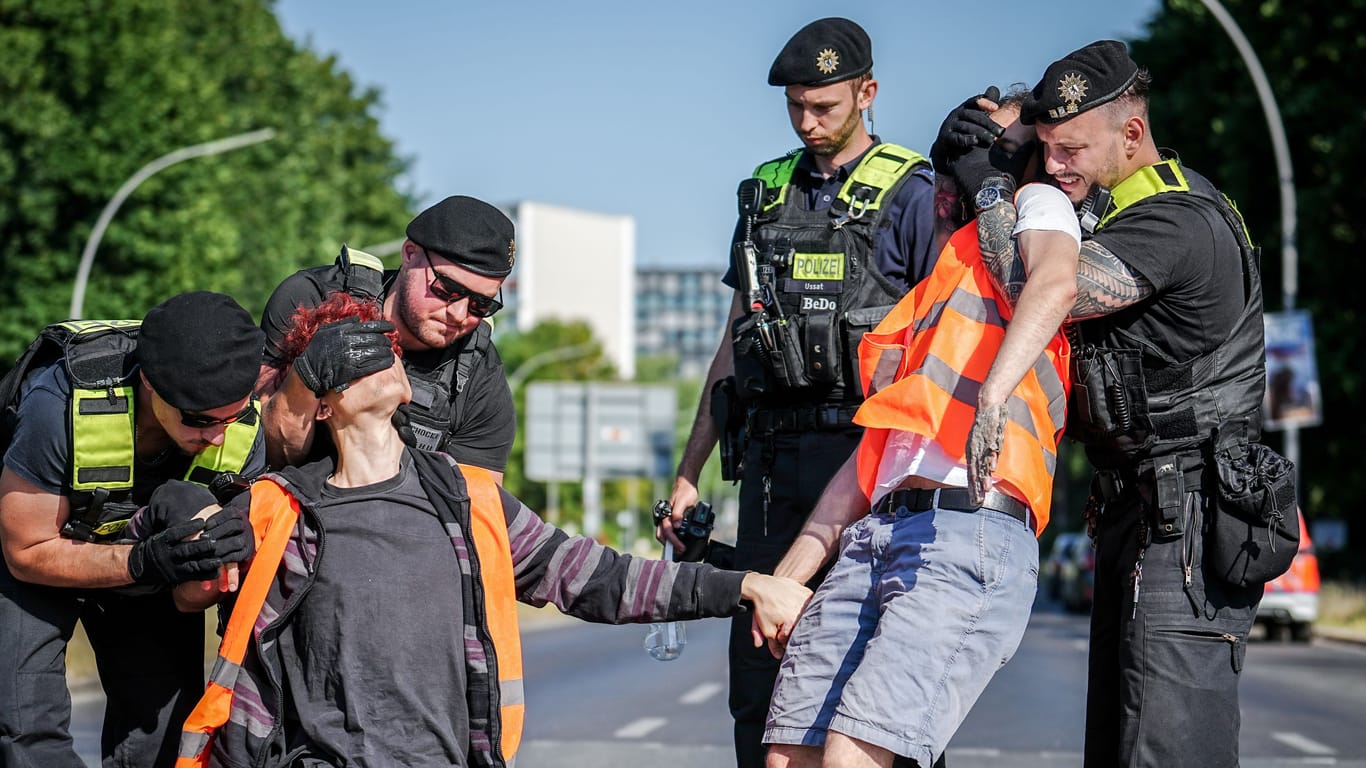 Aktivisten der "Letzten Generation" bei einer Blockade: Die Gruppe plant neue Aktionen.