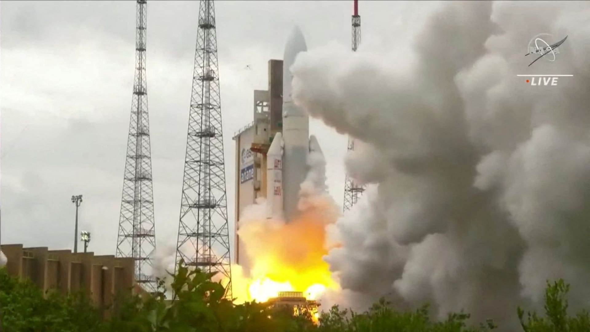 Ariane 5 hebt vom Weltraumbahnhof in Französisch-Guyana ab (Archivbild).