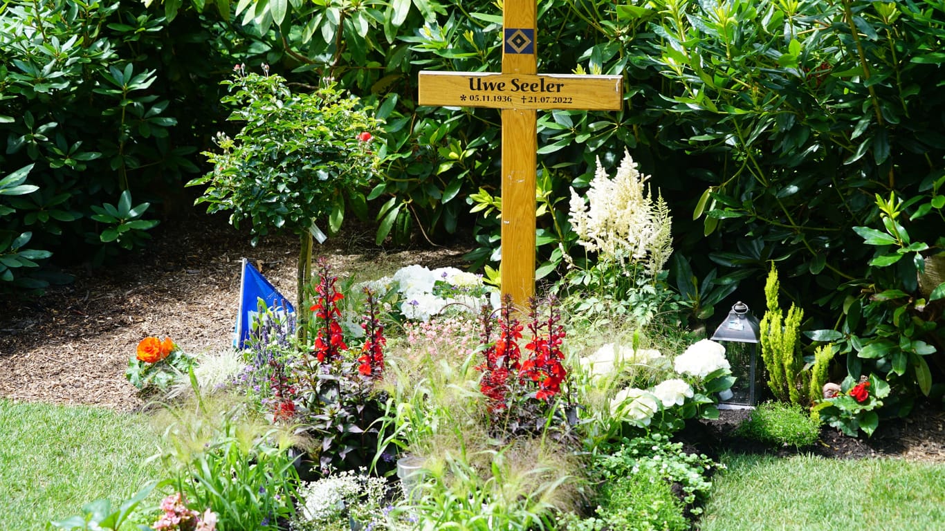 Das Grab von Uwe Seeler auf dem Friedhof Ohlsdorf: Am Freitag vor einem Jahr ist er gestorben
