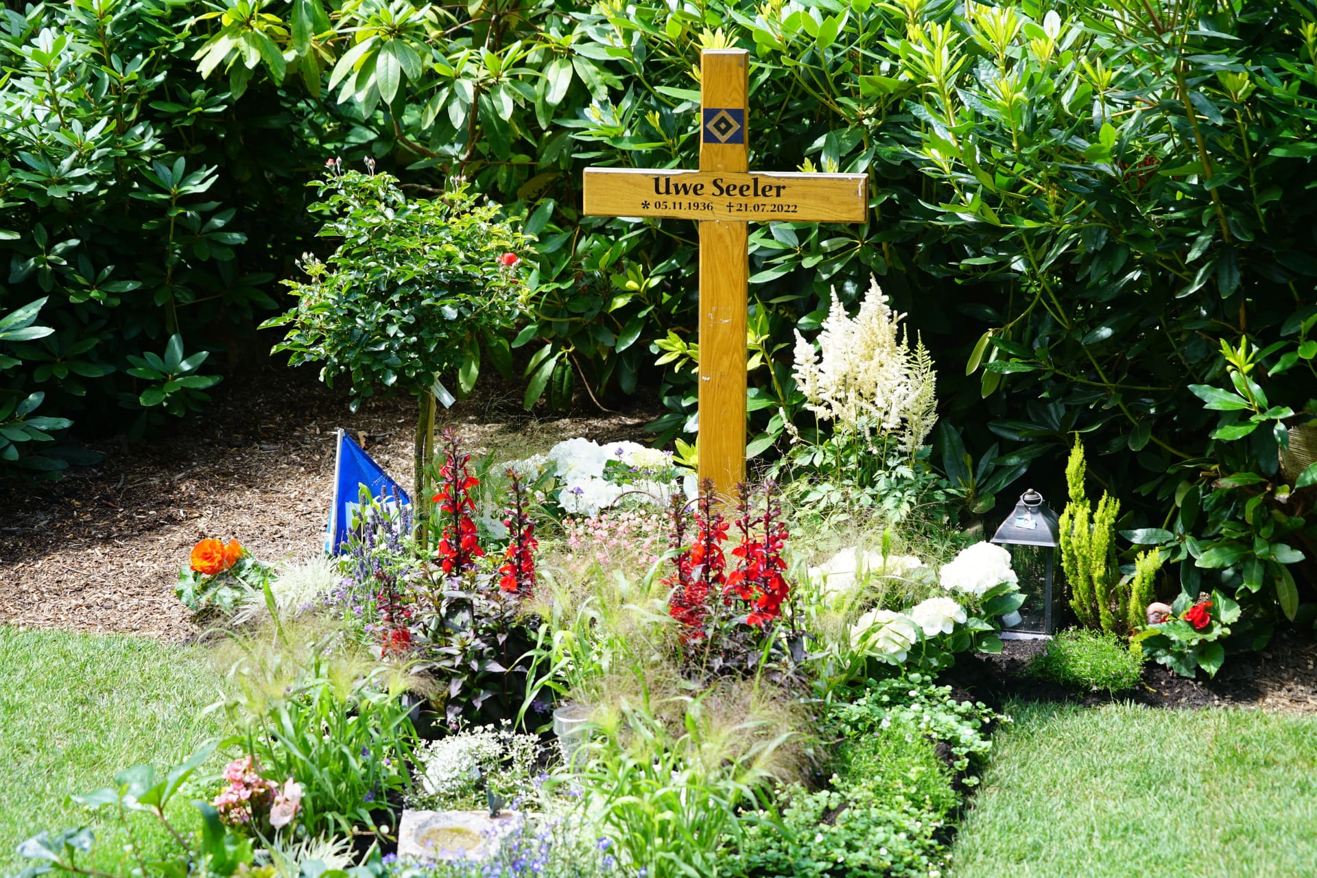 Das Grab von Uwe Seeler auf dem Friedhof Ohlsdorf: Am Freitag vor einem Jahr ist er gestorben