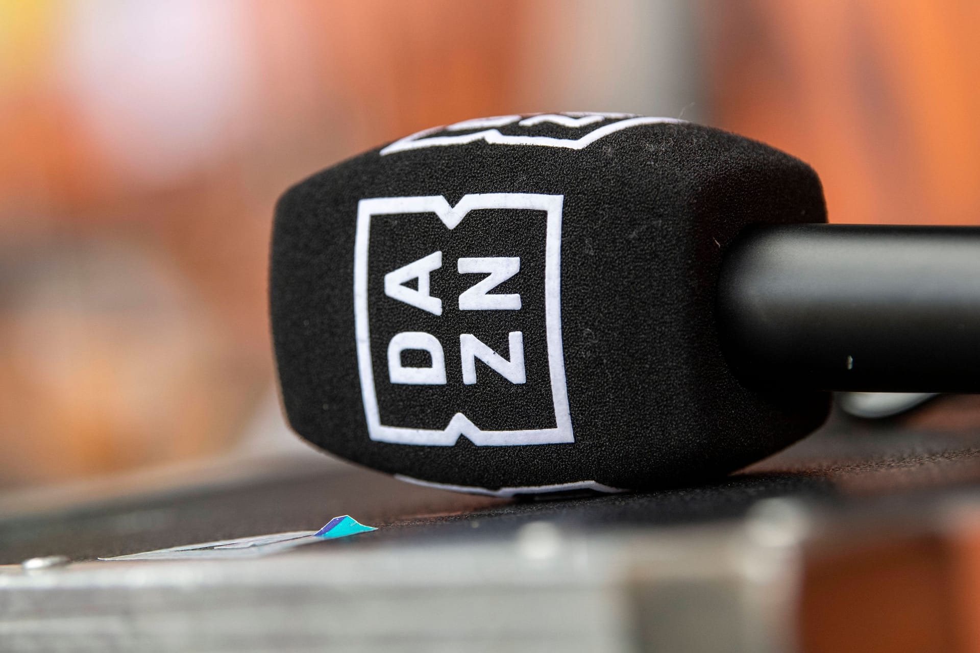Ein Mikrofon von DAZN: Derzeit laufen die Vorbereitungen der Verträge von 2025 bis 2029.