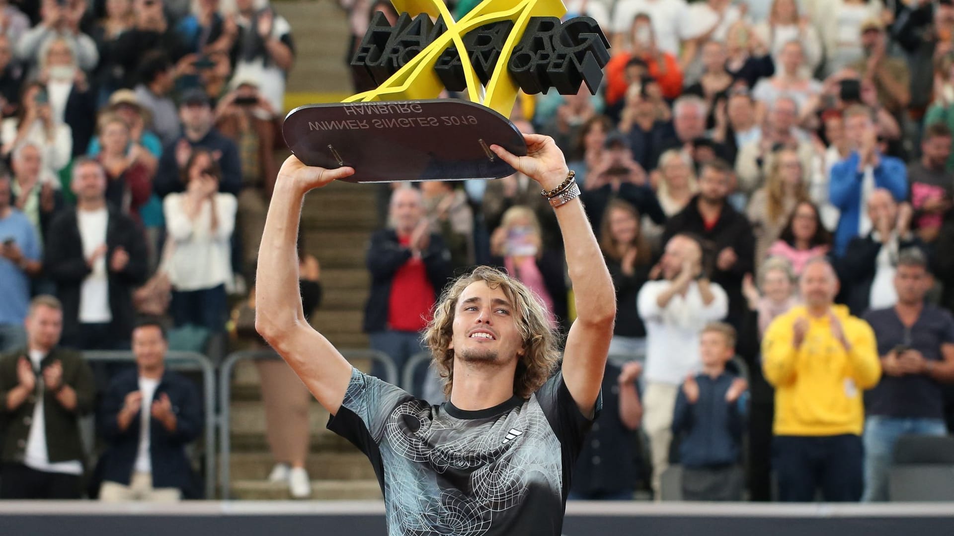 Alexander Zverev reckt die Trophäe in die Höhe: Beim Turnier in Hamburg konnte er sich den Traum vom Heimsieg erfüllen.