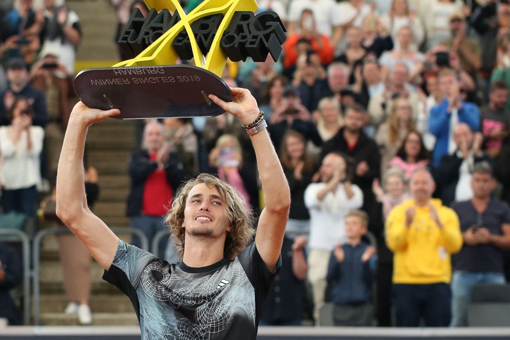 Alexander Zverev reckt die Trophäe in die Höhe: Beim Turnier in Hamburg konnte er sich den Traum vom Heimsieg erfüllen.