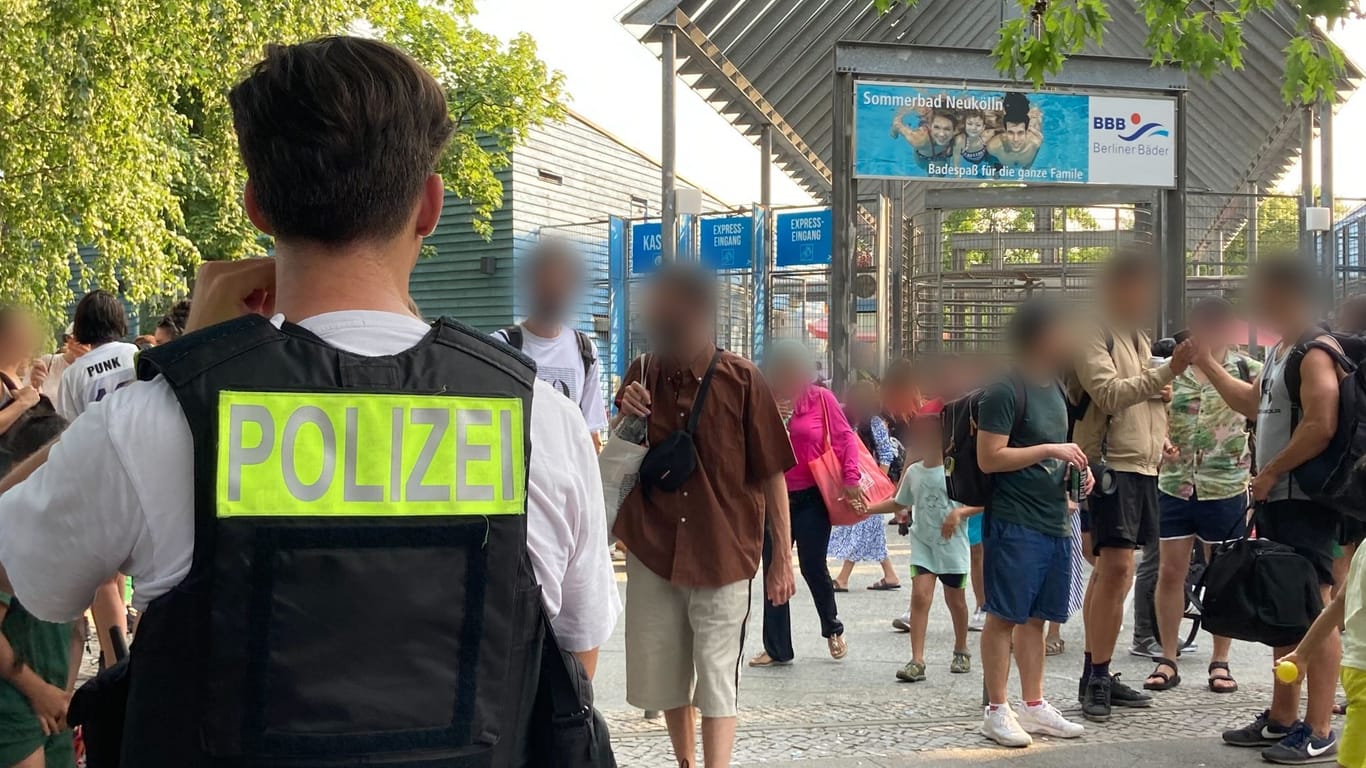 Polizisten stehen vor dem Eingang des Sommerbad in Neukölln: Die Einrichtung musste zeitweise schließen.