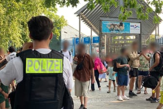 Polizisten stehen vor dem Eingang des Sommerbad in Neukölln: Die Einrichtung musste zeitweise schließen.