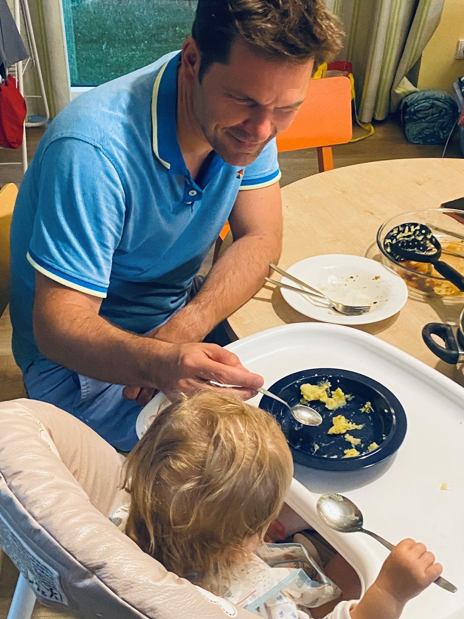 Steffen Krach füttert seinen einjährigen Sohn (undatierte Aufnahme).