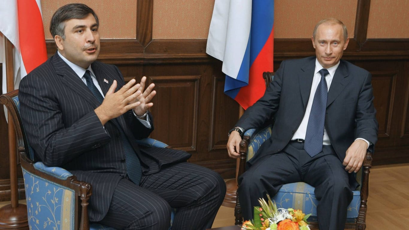 Saakaschwili und Putin im Jahr 2005: 2008 bracht ein Krieg um zwei abtrünnige Regionen aus.