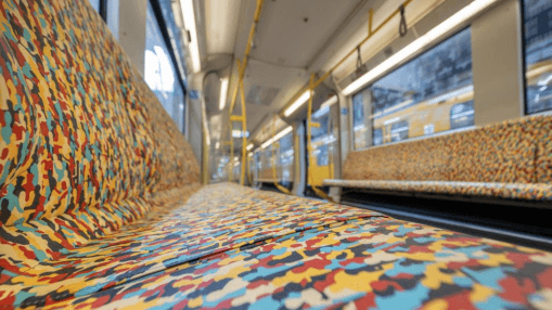 Die erste Berliner U-Bahn ist mit den neuen Sitzbezügen in der Hauptstadt unterwegs.