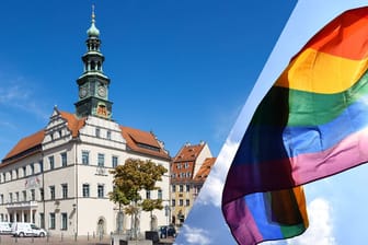 Vor dem Rathaus in Pirna wurde eine Regenbogenflagge abgegrissen und gestohlen. Jetzt sucht die Polizei Zeugen.