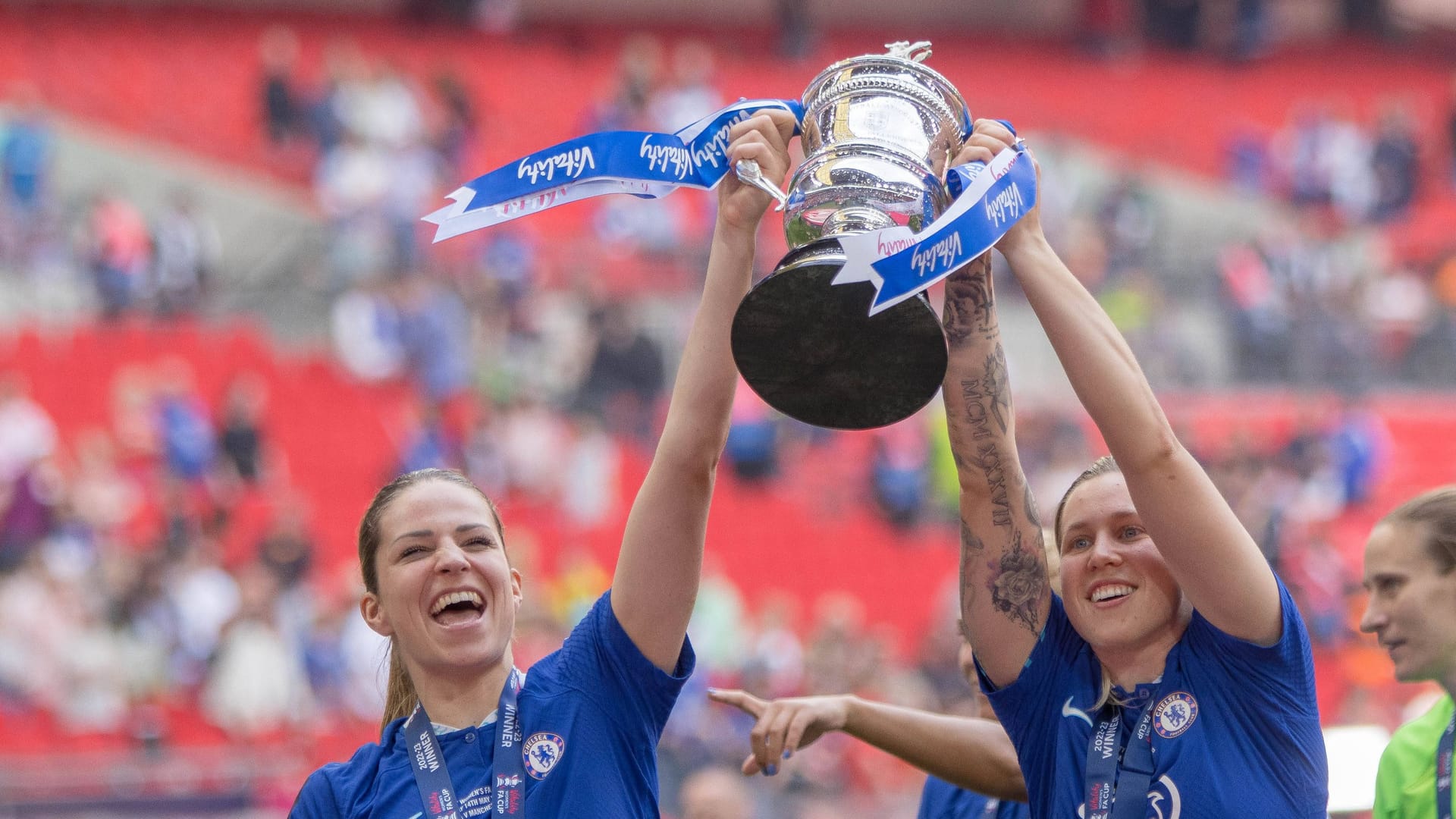 Melanie Leupolz (l.): Mit Chelsea gewann sie im Mai den FA Cup.