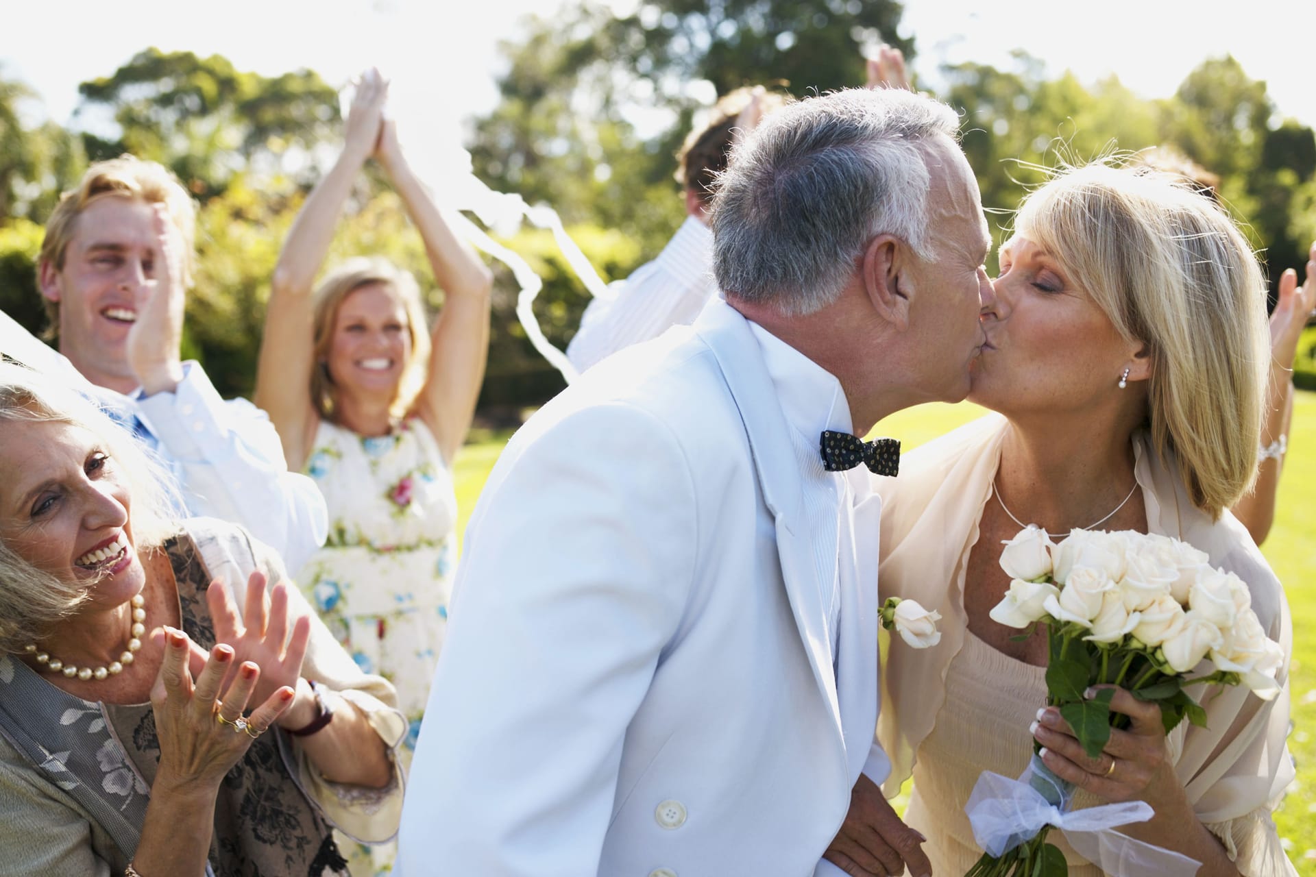 Älteres Hochzeitspaar: Kann man heiraten, ohne die Witwenrente zu verlieren?