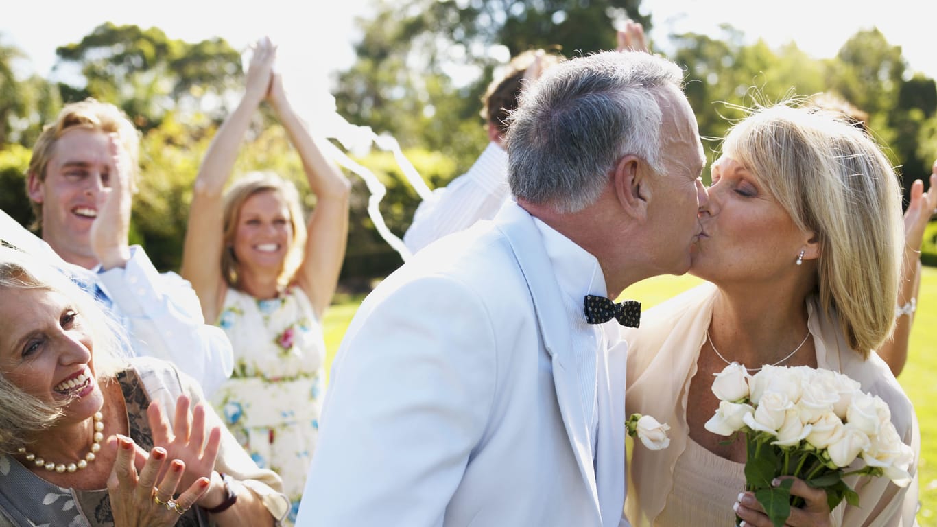 Älteres Hochzeitspaar: Kann man heiraten, ohne die Witwenrente zu verlieren?