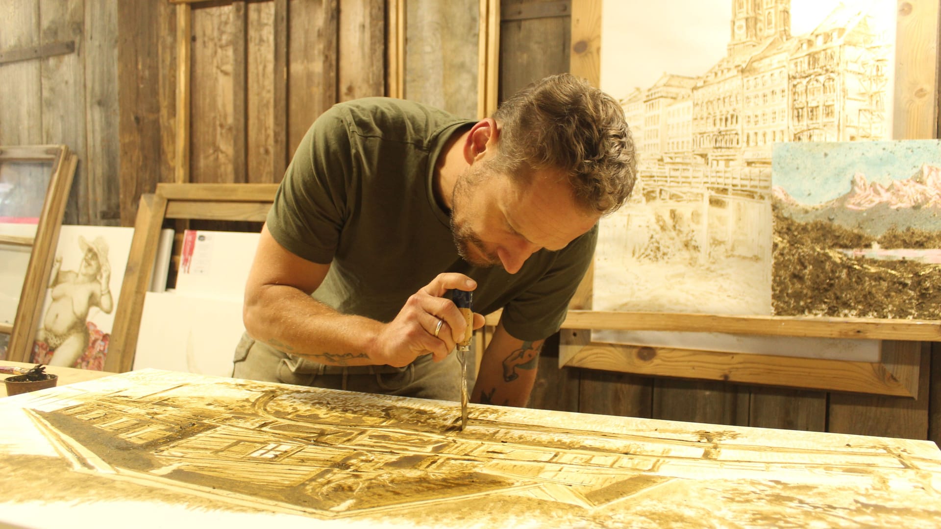 Werner Härtl bei der Arbeit in seinem Atelier in Reichersbeuern: Der 45-Jährige malt mit Kuhmist.