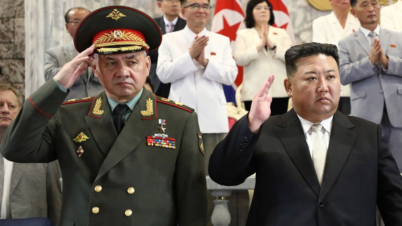 Kim Jong-Un (rechts), Machthaber von Nordkorea, mit Russlands Verteidigungsminister (links): Sergej Schoigu (Links) und Li Hongzhong (rechts) nehmen an der Militärparade des Diktators teil.