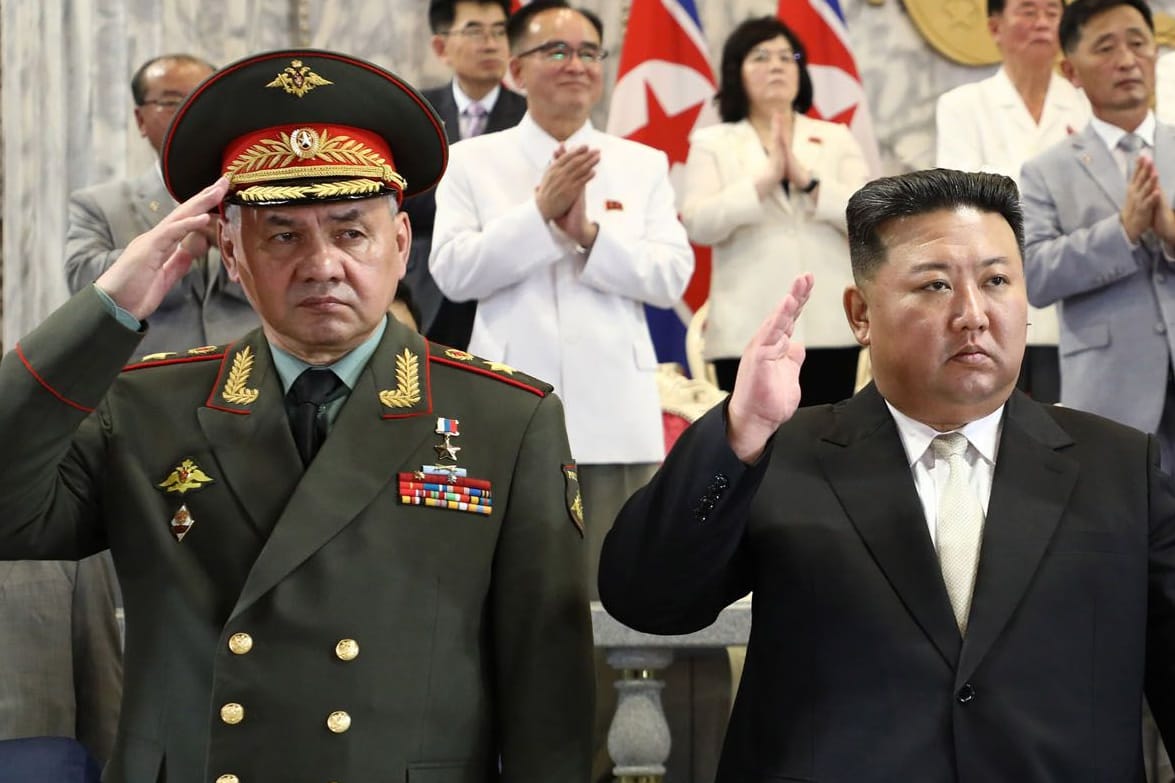 Kim Jong-Un (rechts), Machthaber von Nordkorea, mit Russlands Verteidigungsminister (links): Sergej Schoigu (Links) und Li Hongzhong (rechts) nehmen an der Militärparade des Diktators teil.