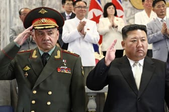 Kim Jong-Un (rechts), Machthaber von Nordkorea, mit Russlands Verteidigungsminister (links): Sergej Schoigu (Links) und Li Hongzhong (rechts) nehmen an der Militärparade des Diktators teil.