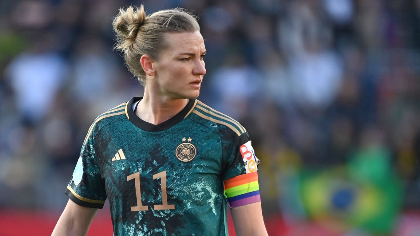 Alexandra Popp: Sie trägt das neue Auswärtstrikot der DFB-Frauen.