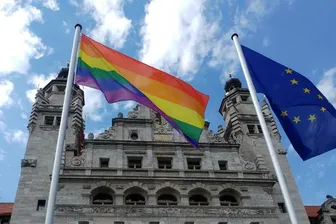 Fahne weht für Vielfalt: Das Rathaus möchte ein Zeichen setzen.