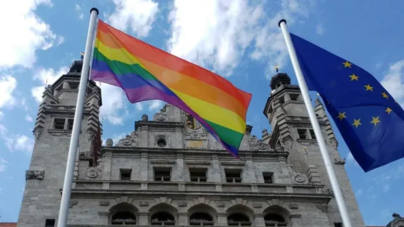 Fahne weht für Vielfalt: Das Rathaus möchte ein Zeichen setzen.