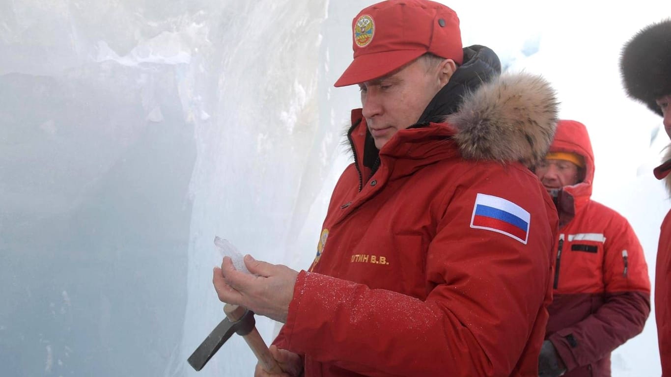 Wladimir Putin und Sergej Shoigu (Archivbild): Der russische Präsident besuchte 2017 das Arktische Forum in Archangelsk.